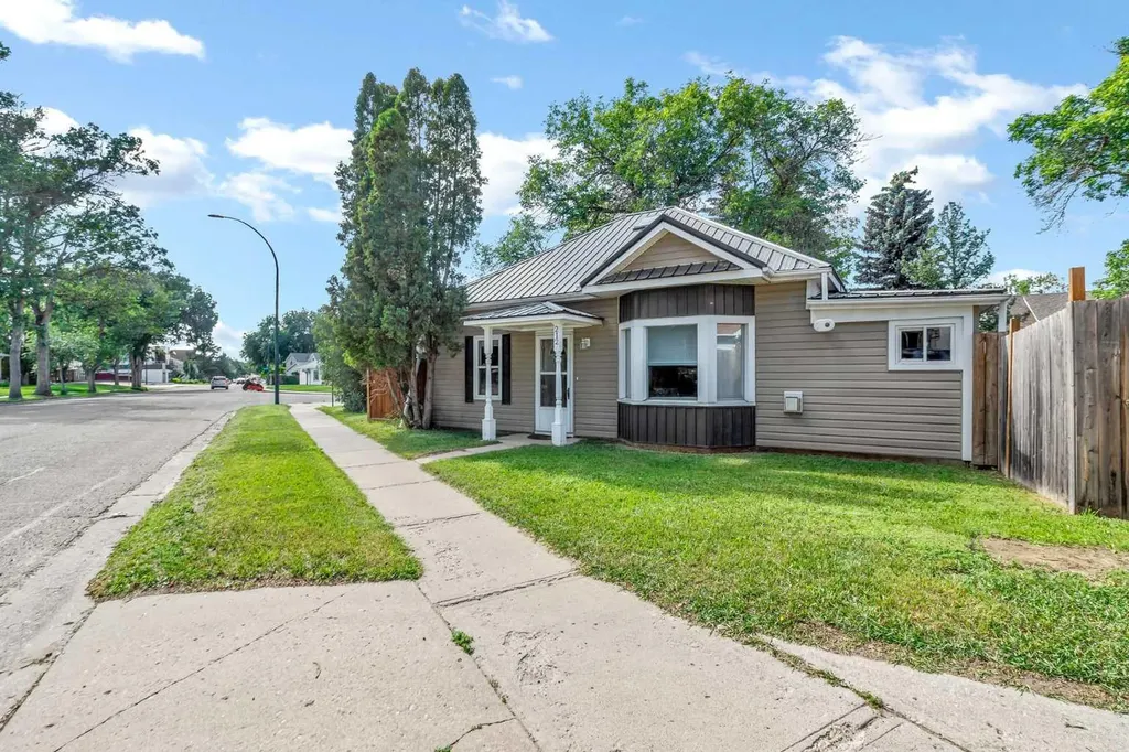 212 6 Street SE Medicine Hat AB T1A 1H1