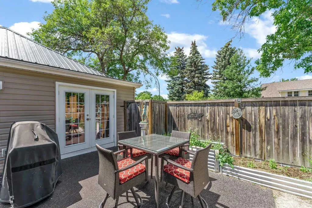 212 6 Street SE Medicine Hat AB T1A 1H1