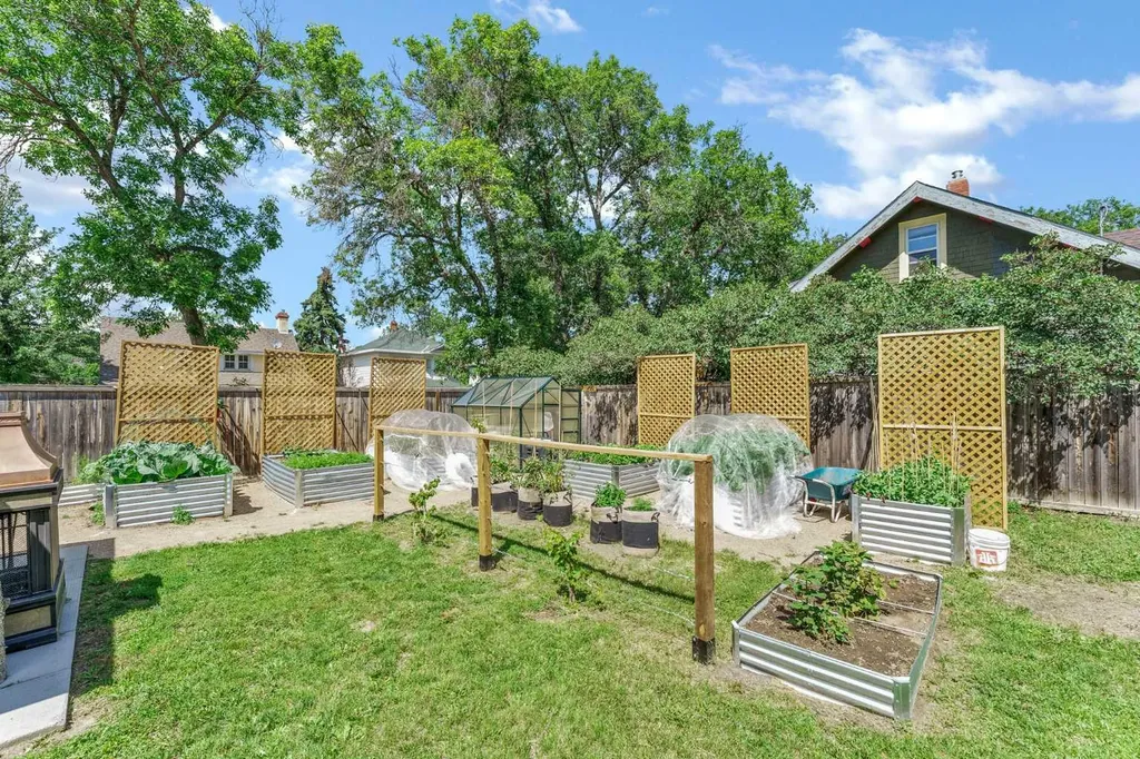 212 6 Street SE Medicine Hat AB T1A 1H1