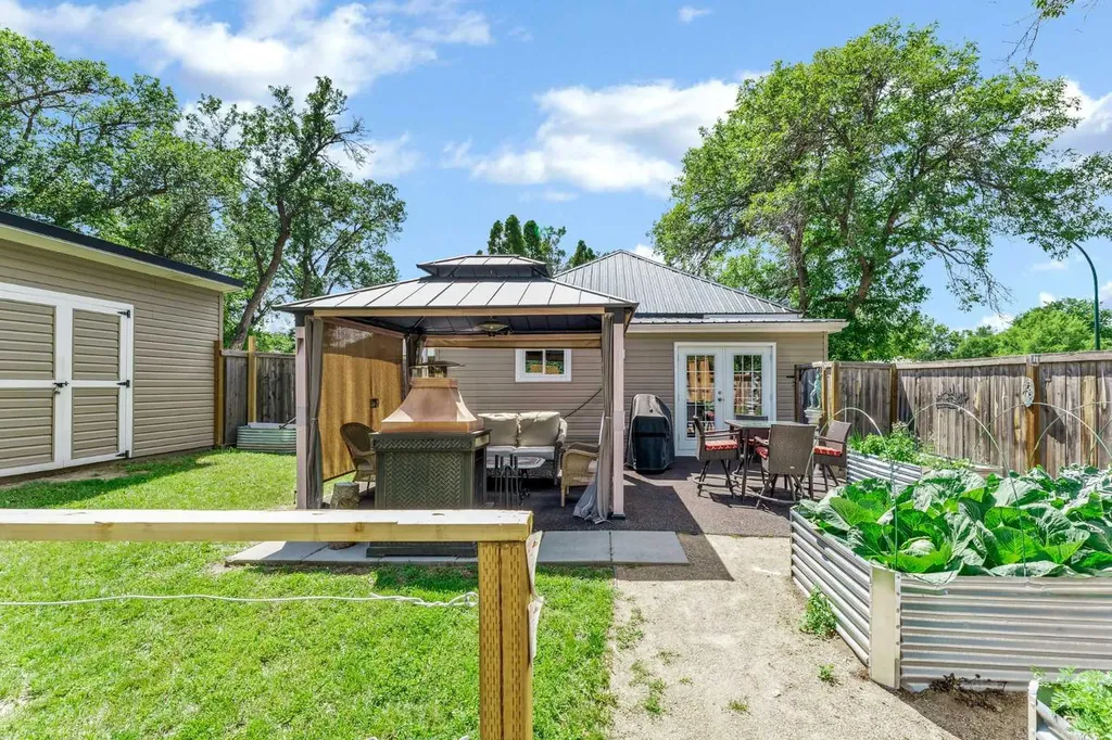 212 6 Street SE Medicine Hat AB T1A 1H1