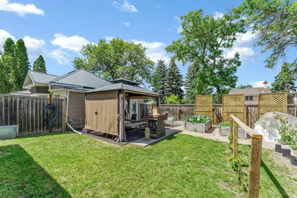 212 6 Street SE Medicine Hat AB T1A 1H1