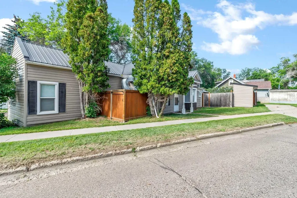 212 6 Street SE Medicine Hat AB T1A 1H1