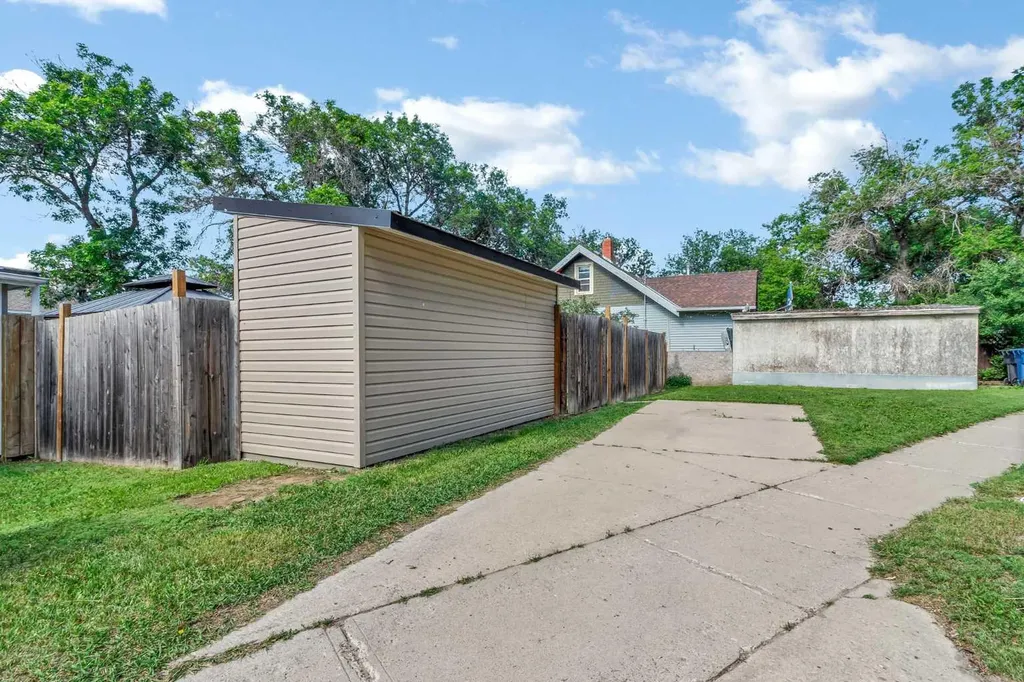 212 6 Street SE Medicine Hat AB T1A 1H1