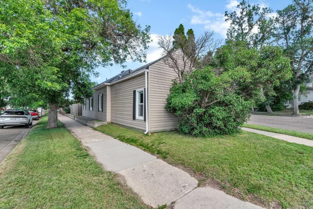 212 6 Street SE Medicine Hat AB T1A 1H1