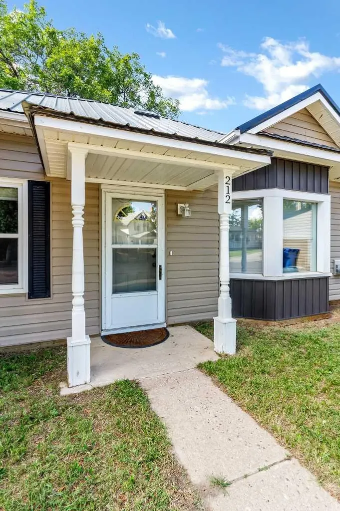 212 6 Street SE Medicine Hat AB T1A 1H1
