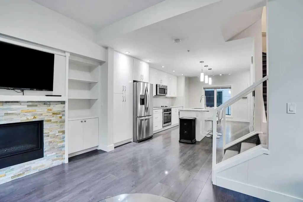 20 Brentwood Common NW Calgary AB T2L 2L7