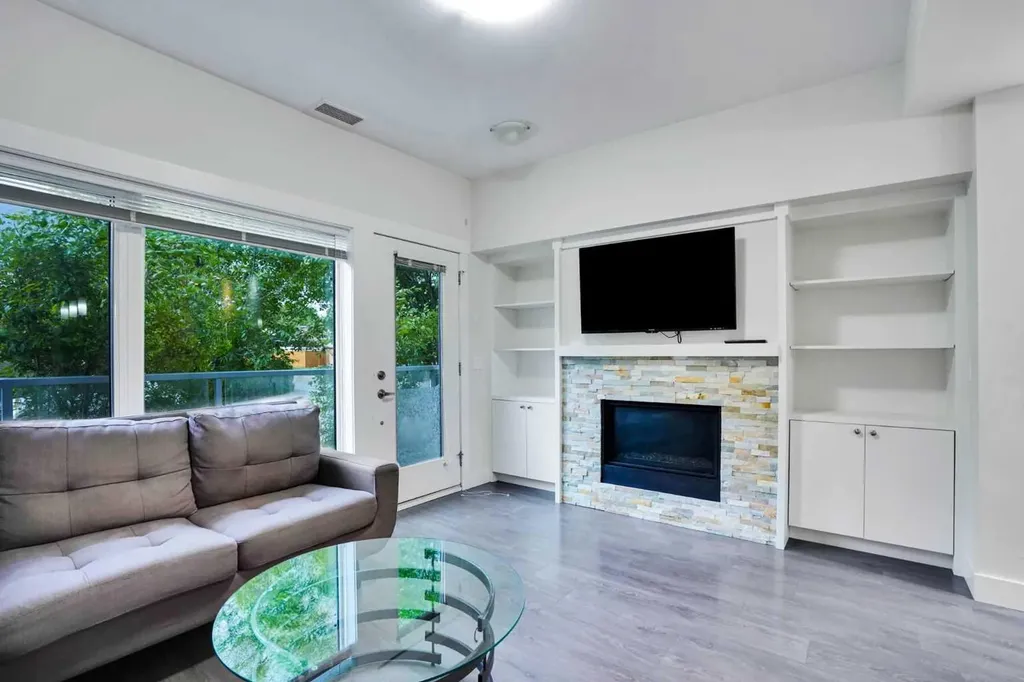 20 Brentwood Common NW Calgary AB T2L 2L7