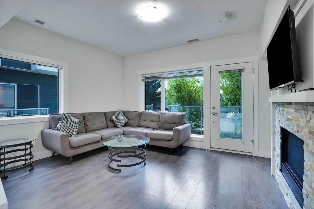 20 Brentwood Common NW Calgary AB T2L 2L7
