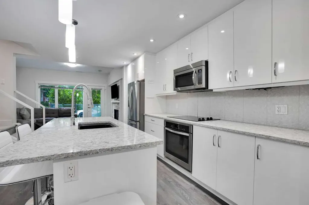 20 Brentwood Common NW Calgary AB T2L 2L7