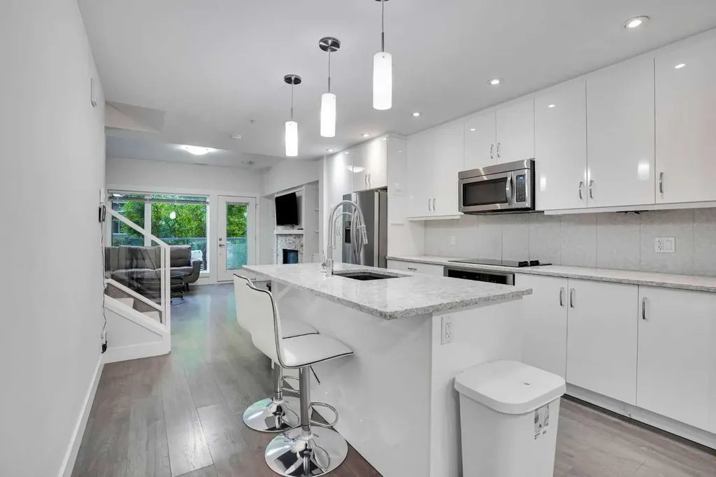 20 Brentwood Common NW Calgary AB T2L 2L7