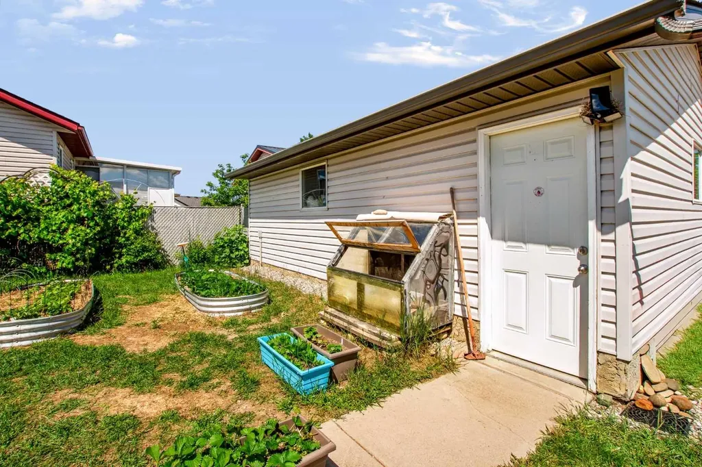 2806 22 Street Nanton AB T0L 1R0