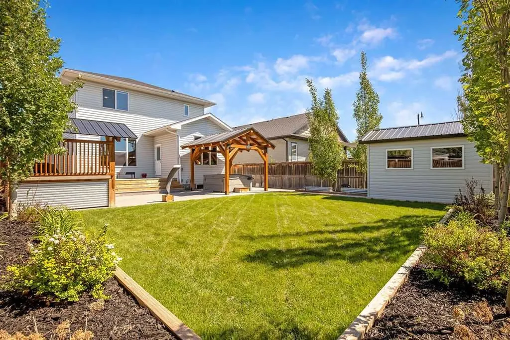 627 Hamptons Place SE High River AB T1V 0A9