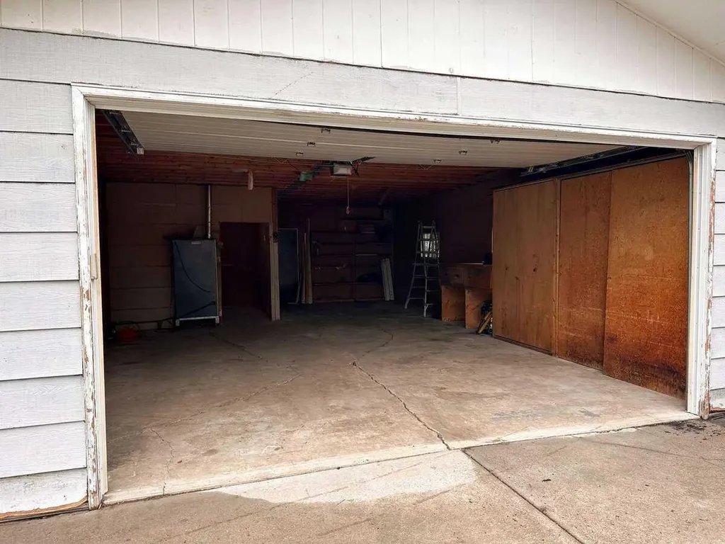 5009 51 Avenue Taber AB T1G 1N3