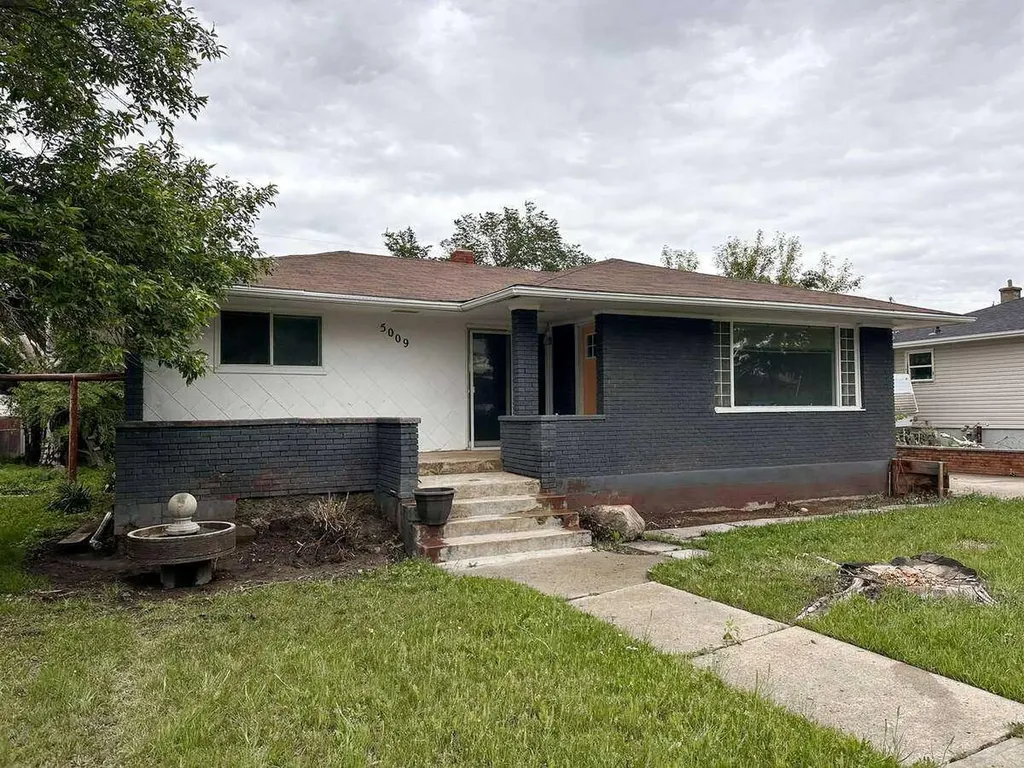 5009 51 Avenue Taber AB T1G 1N3