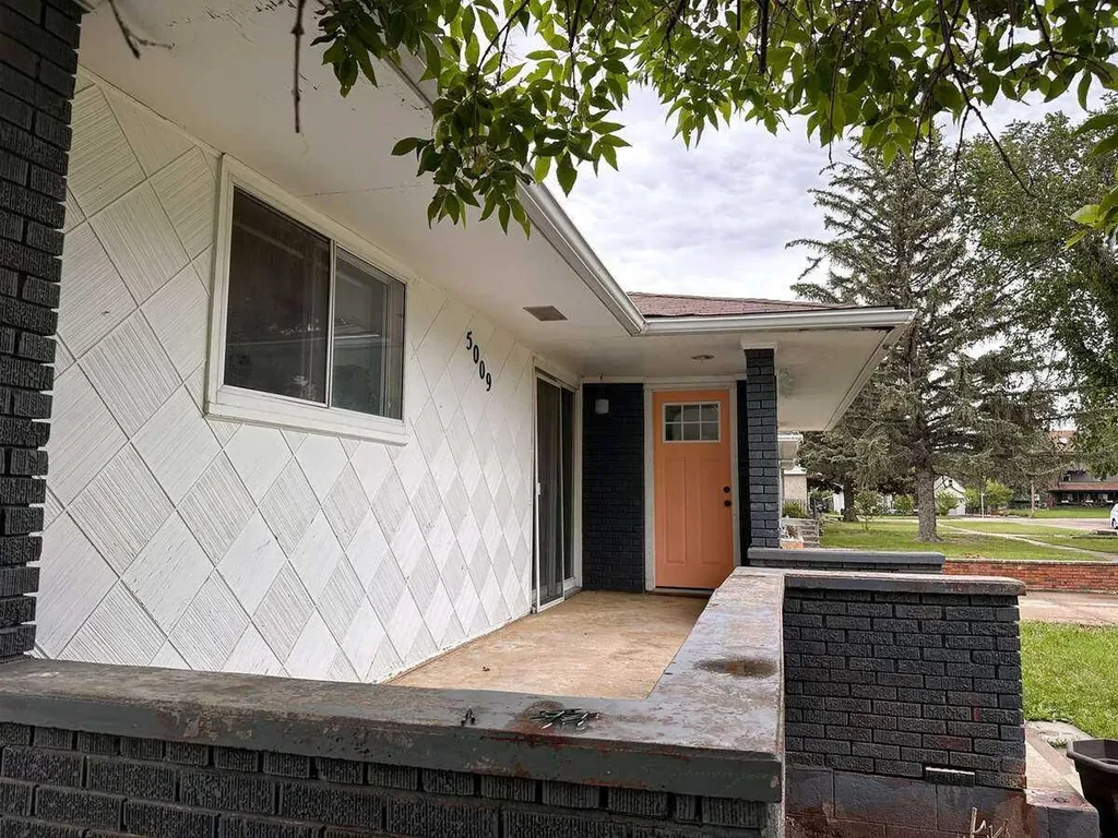 5009 51 Avenue Taber AB T1G 1N3