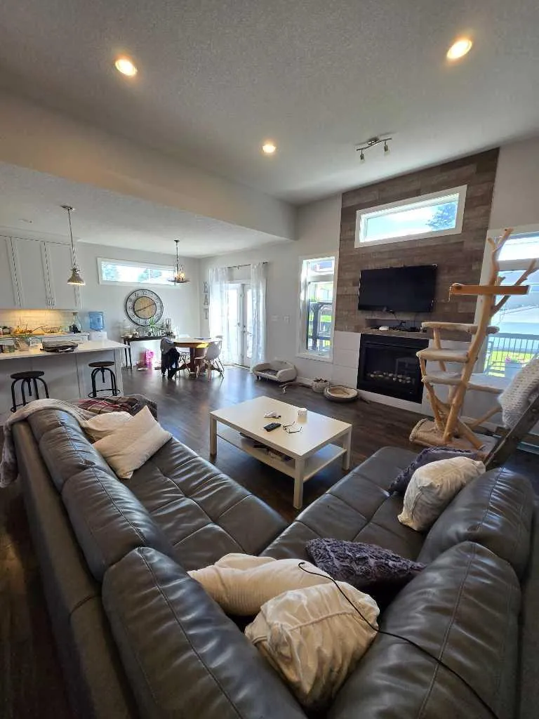 805 7 Avenue Fox Creek AB t0h1p0