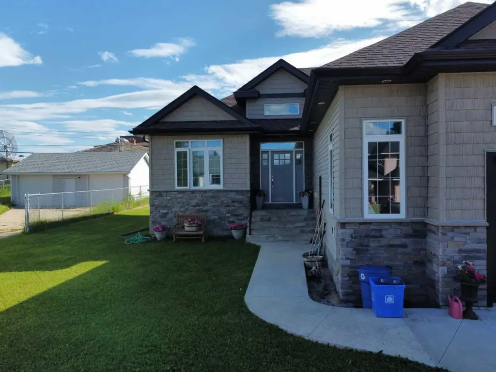 805 7 Avenue Fox Creek AB t0h1p0