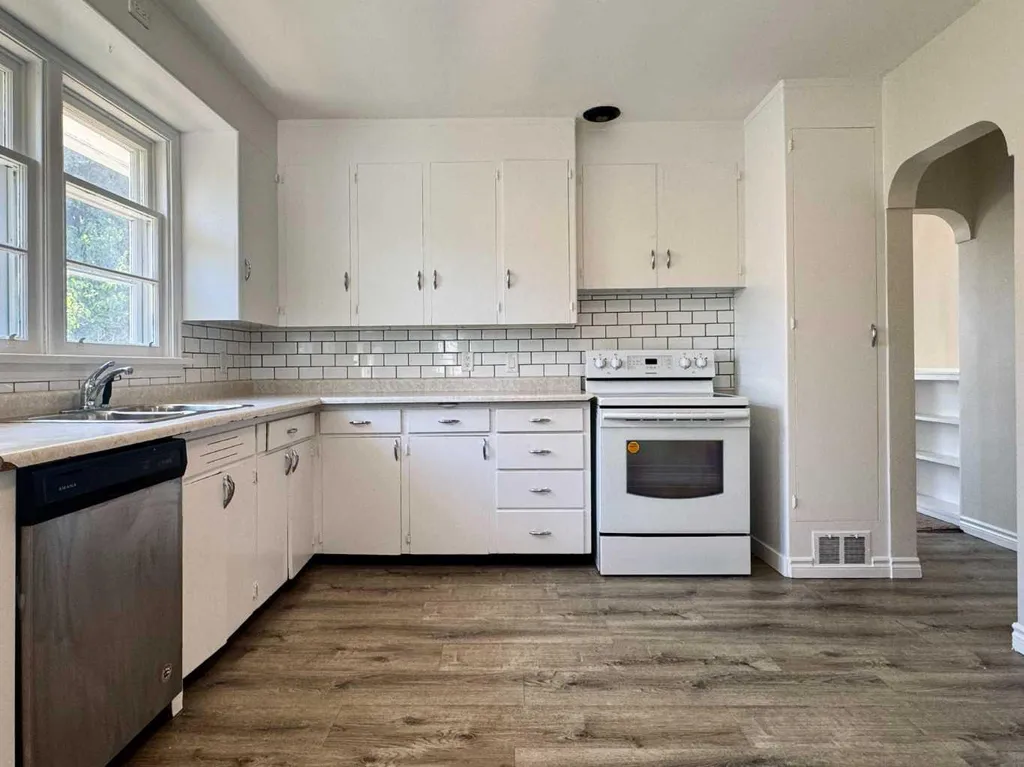 533 23 Street S Lethbridge AB T1J 3M9