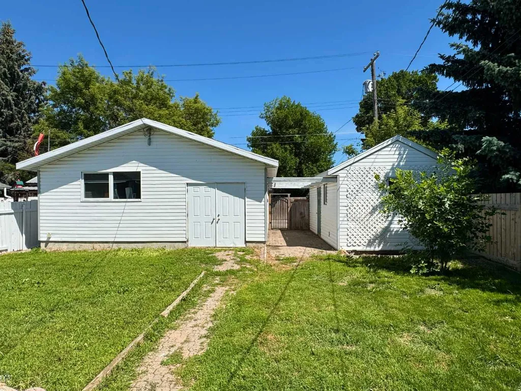 533 23 Street S Lethbridge AB T1J 3M9