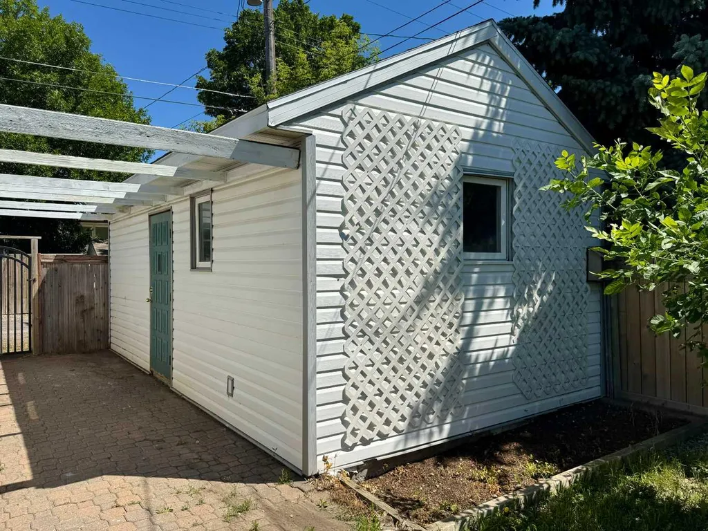 533 23 Street S Lethbridge AB T1J 3M9