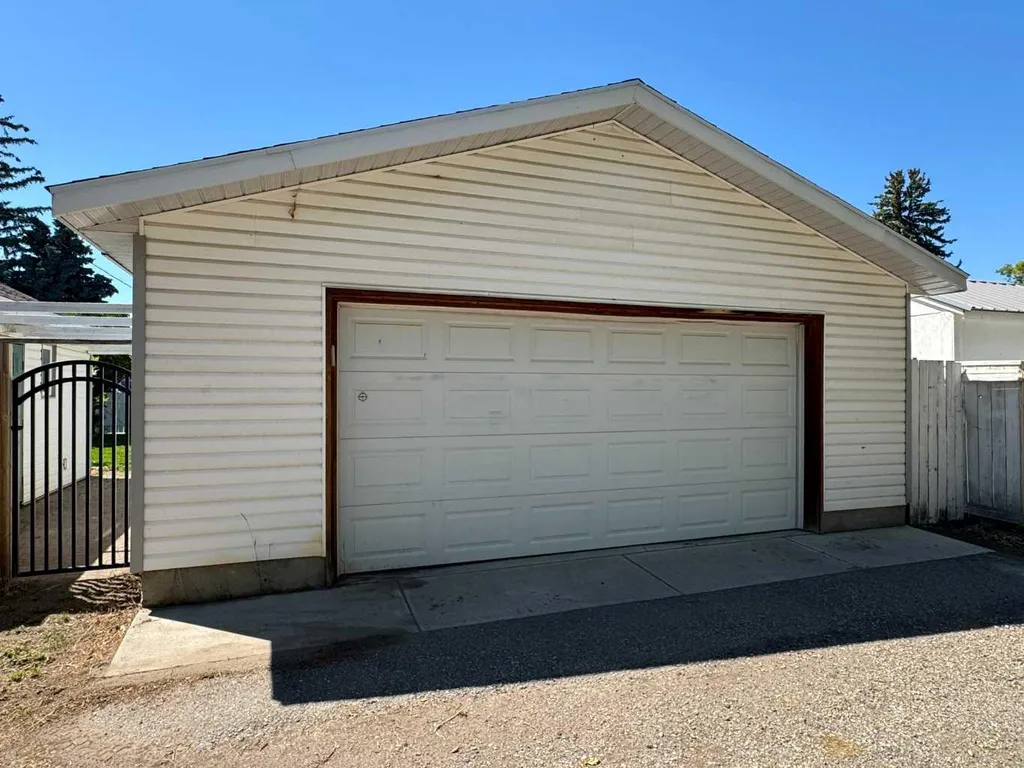 533 23 Street S Lethbridge AB T1J 3M9