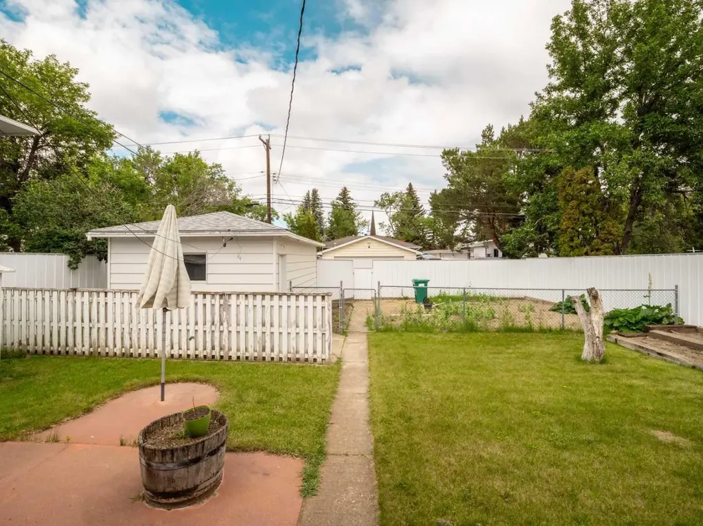 2405 13 Avenue S Lethbridge AB T1K0S7