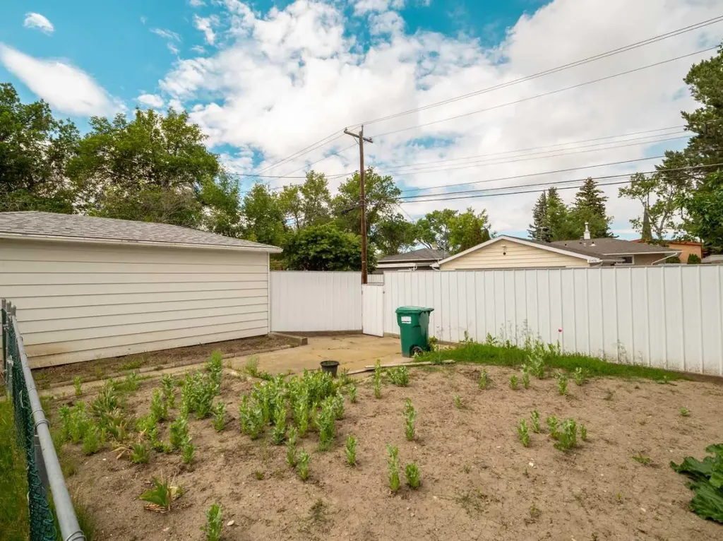 2405 13 Avenue S Lethbridge AB T1K0S7