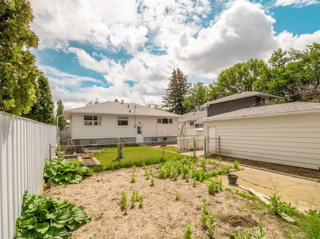 2405 13 Avenue S Lethbridge AB T1K0S7