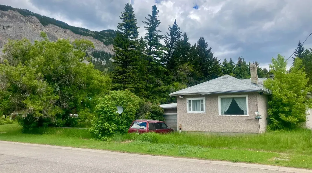 14821 21 Avenue Frank AB T0K 0E0