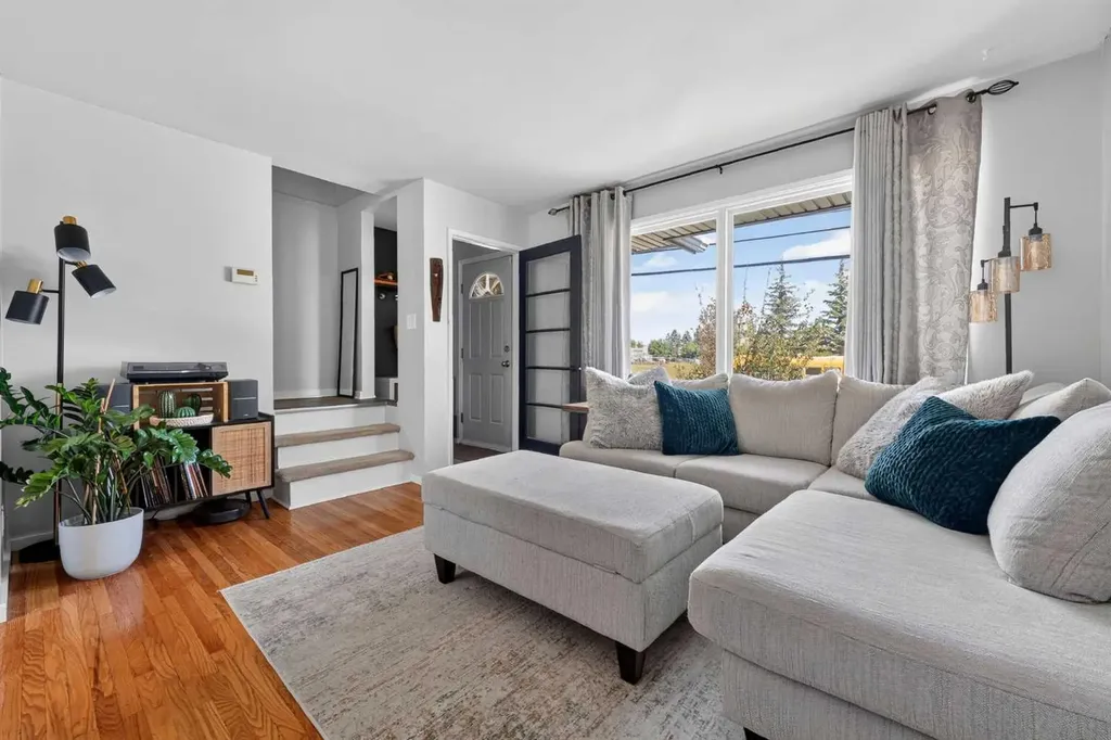 513 Killarney Glen Court SW Calgary AB T3E 7H4