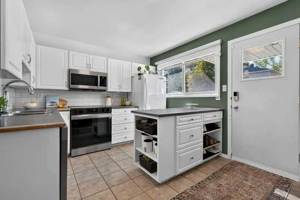513 Killarney Glen Court SW Calgary AB T3E 7H4