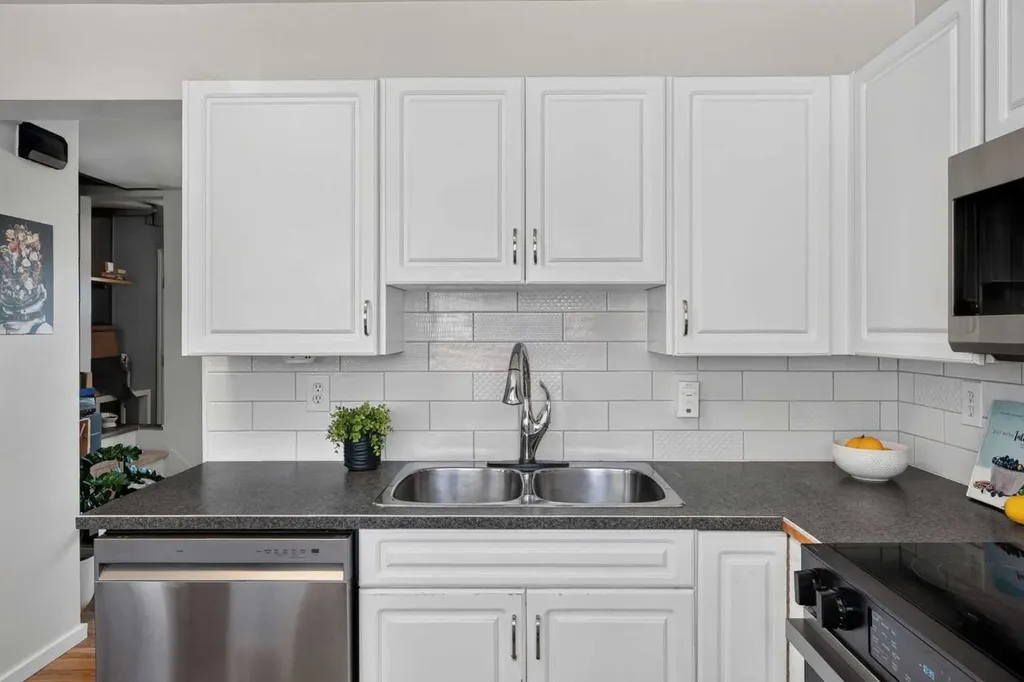 513 Killarney Glen Court SW Calgary AB T3E 7H4