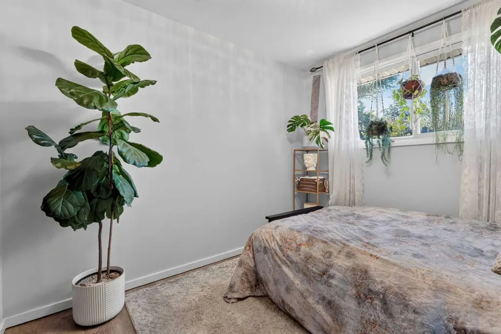 513 Killarney Glen Court SW Calgary AB T3E 7H4