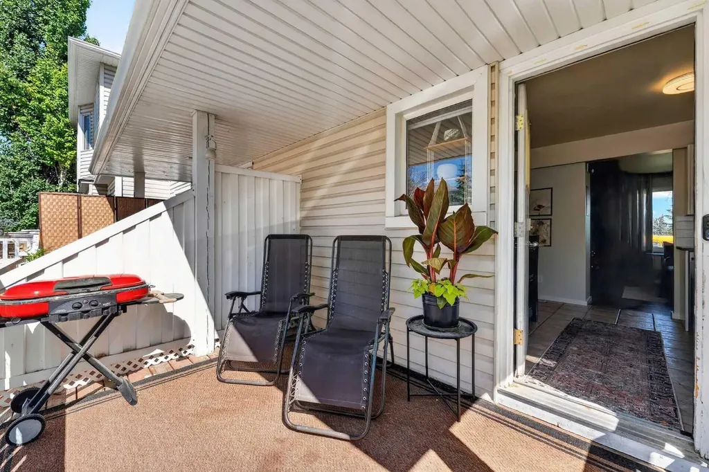 513 Killarney Glen Court SW Calgary AB T3E 7H4