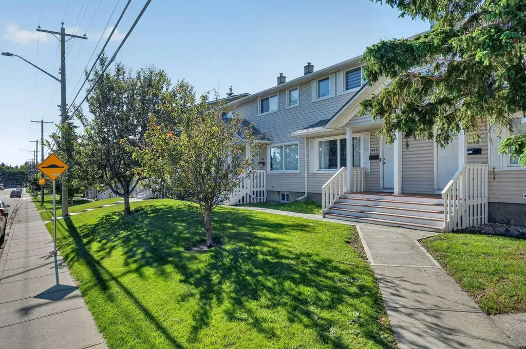 513 Killarney Glen Court SW Calgary AB T3E 7H4