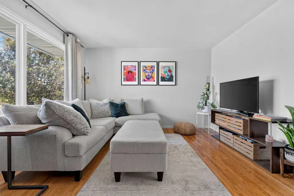 513 Killarney Glen Court SW Calgary AB T3E 7H4