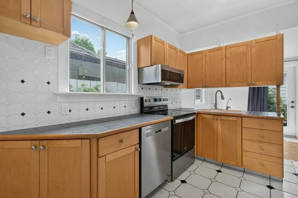 918 18 Avenue SE Calgary AB T2G 1L3