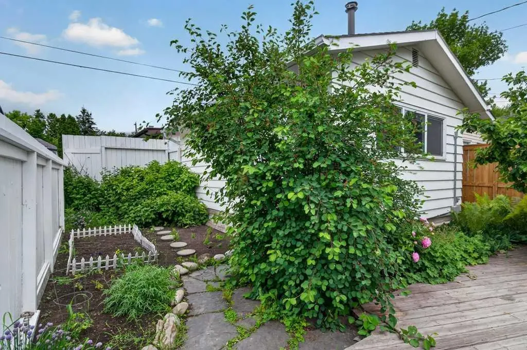 918 18 Avenue SE Calgary AB T2G 1L3