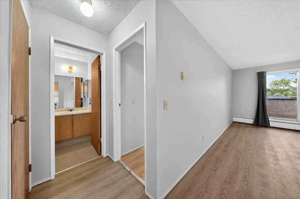 1712 38 Street SE Calgary AB T2A 1H1