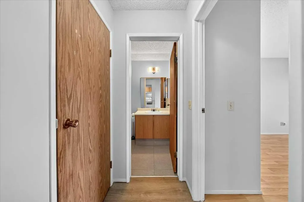1712 38 Street SE Calgary AB T2A 1H1