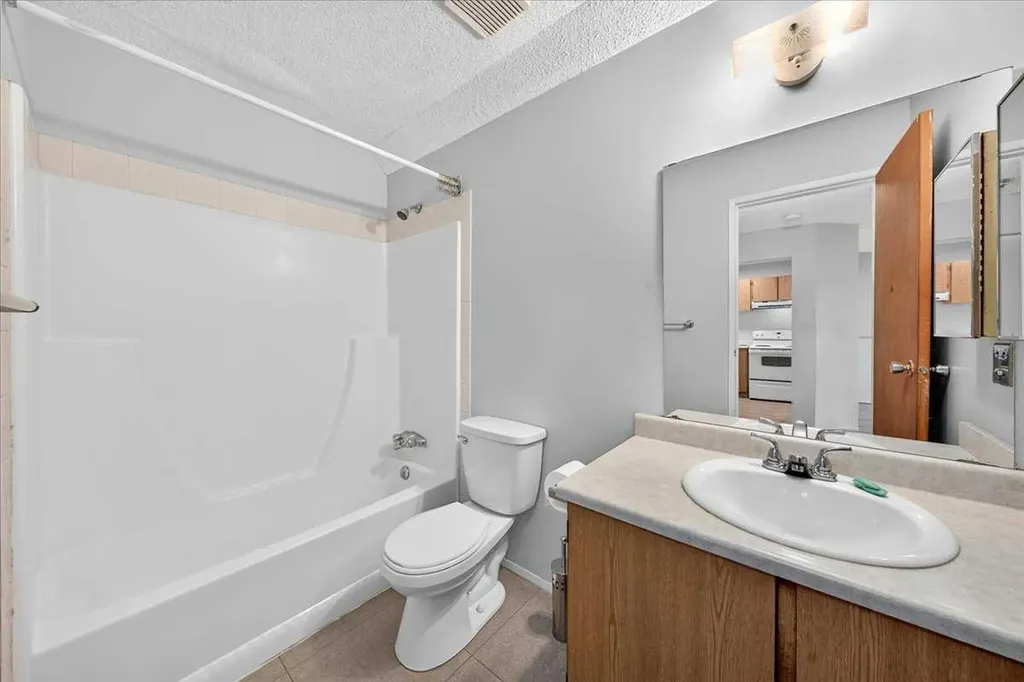 1712 38 Street SE Calgary AB T2A 1H1