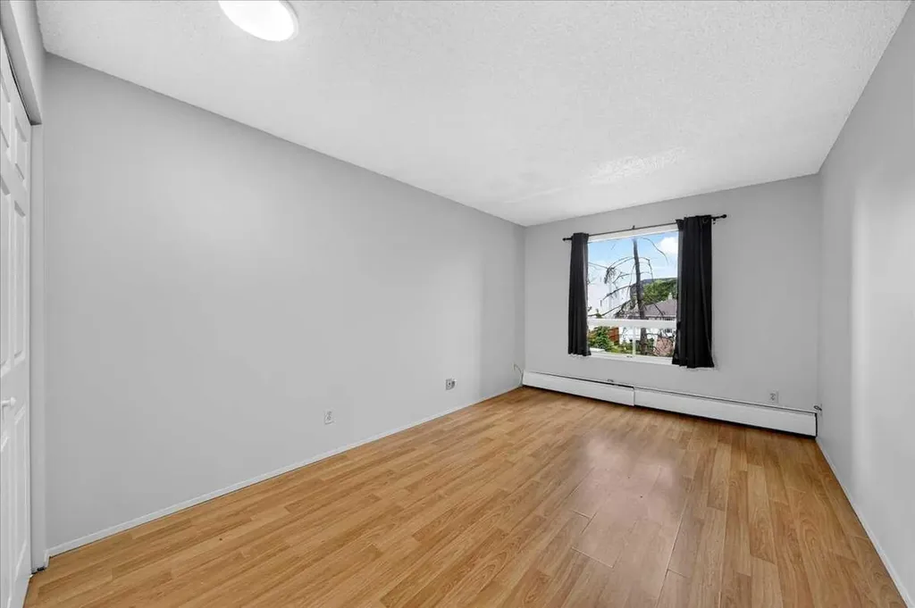 1712 38 Street SE Calgary AB T2A 1H1