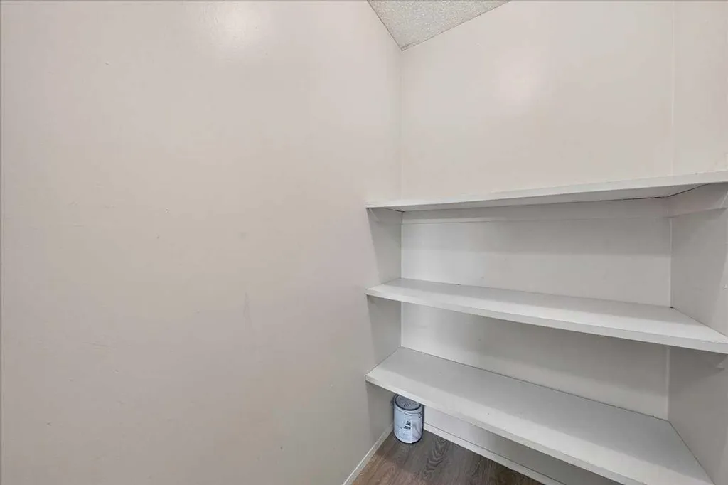 1712 38 Street SE Calgary AB T2A 1H1