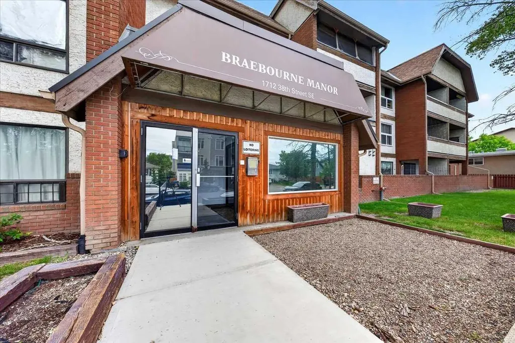 1712 38 Street SE Calgary AB T2A 1H1