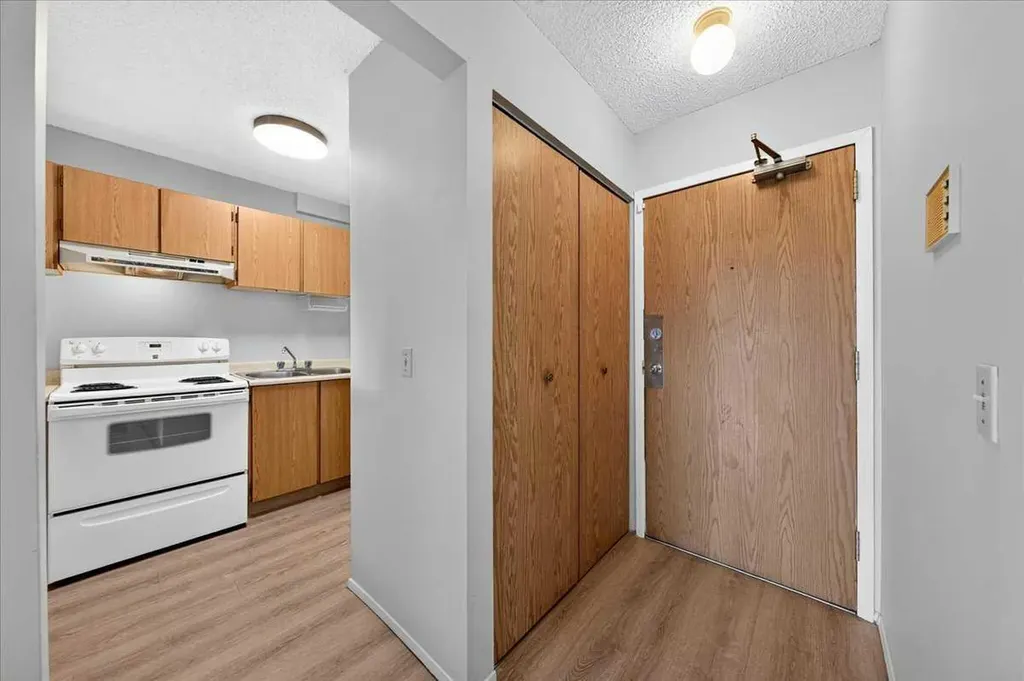 1712 38 Street SE Calgary AB T2A 1H1