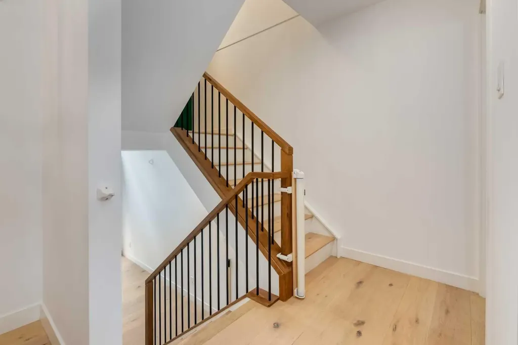 256 Point Mckay Terrace NW Calgary AB T3B 4V6