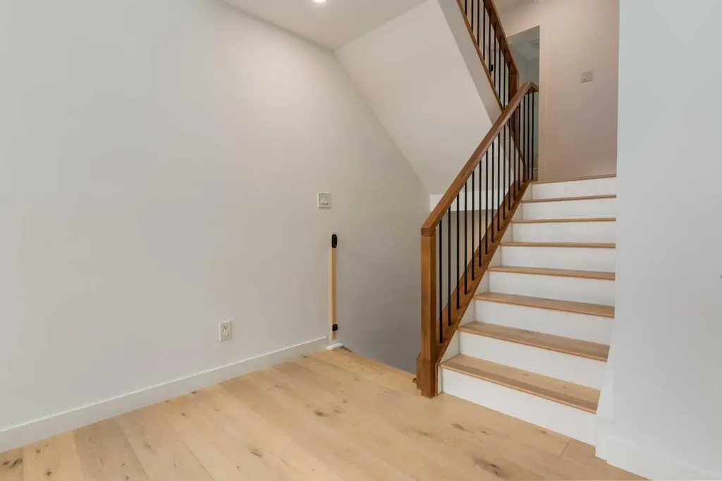 256 Point Mckay Terrace NW Calgary AB T3B 4V6