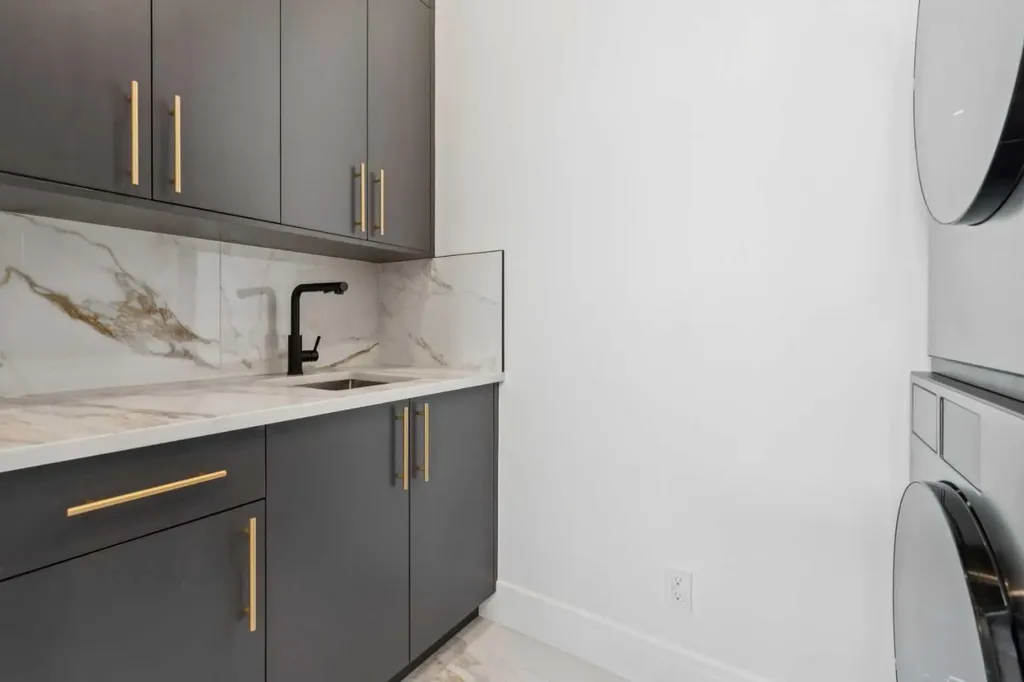 4216 16 Street SW Calgary AB T2T 4H6