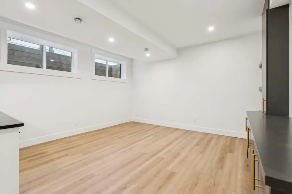 4216 16 Street SW Calgary AB T2T 4H6