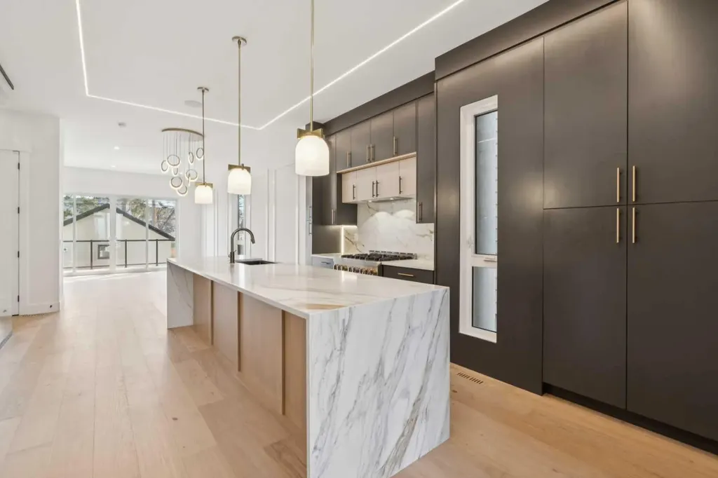 4216 16 Street SW Calgary AB T2T 4H6